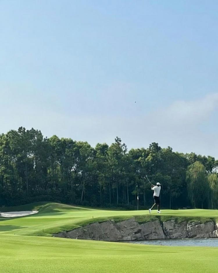 手痒了！詹姆斯凌晨飞抵上海 今日上午就去浦东挥杆练习高尔夫